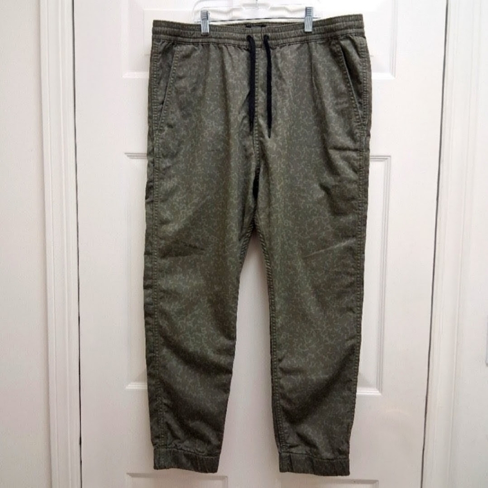 ​Levi’s Men’s Camo Carrier Jogger Pants Olive Green Size Large Streetwear Grunge